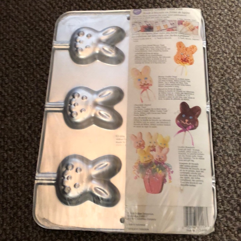 ๐ฐ NIP BUNNIES WILTON TREAT PAN - Picture 2 of 2